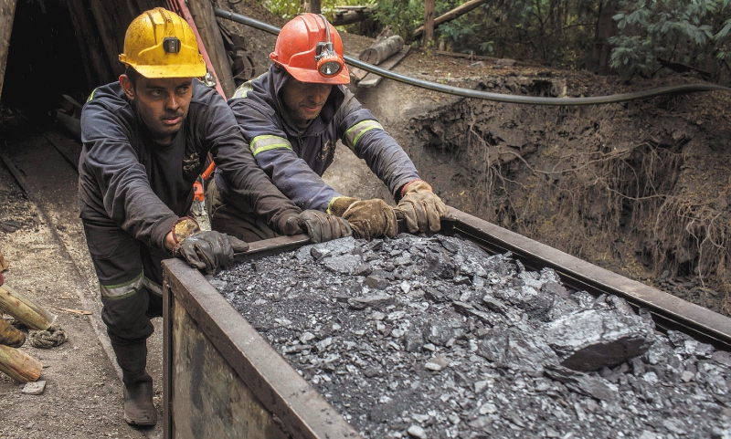 Los altos precios del gas parecieran ser una oportunidad para mejorar la demanda de carbón. Mineros en Cucunubá, Cundinamarca.
