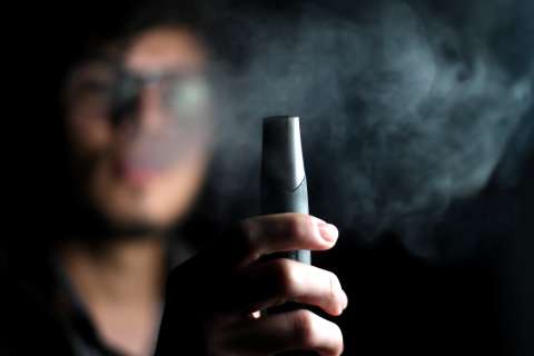 México prohíbe venta de vapeadores y cigarrillos electrónicos por “peligrosos”