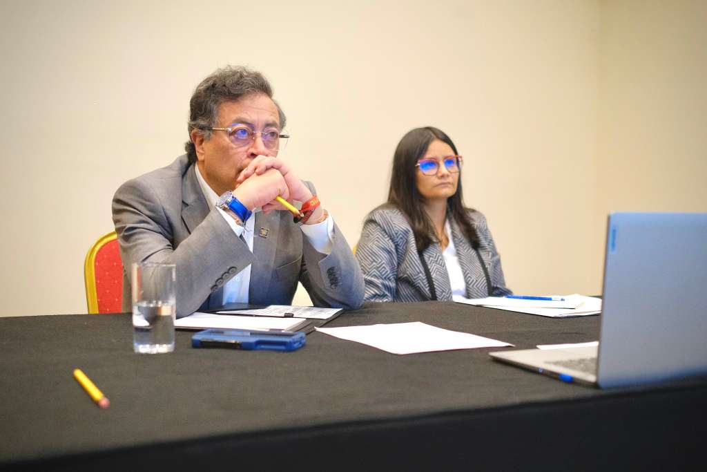 Presidente Gustavo Petro y directora del Dapre, Angie Rodríguez.