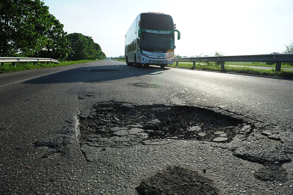 Sobre la Ruta del Sol en el sector 2, antes de llegar al peaje Zambito en Santander, de norte a sur, comienza el único tramo de la vía que hoy está en mal estado. El cronograma del Invías señala que se iniciará obra en septiembre.Nelson Sierra