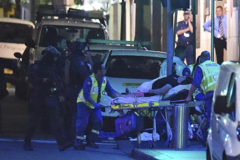 Murió el hombre que retuvo a 17 personas en café de Sídney