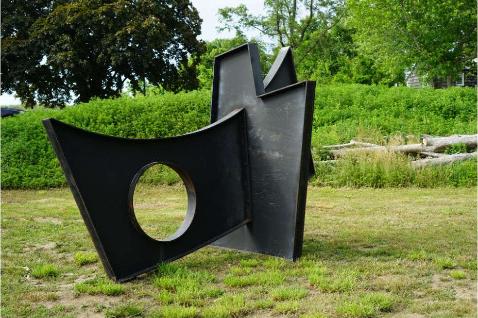Escultura monumental de Fitzhugh Karol, que busca despertar la conciencia del hombre dentro de la naturaleza. Fundido en acero, la materialidad de las búsquedas de Karol está en yuxtaposición con la naturaleza que rodea directamente.