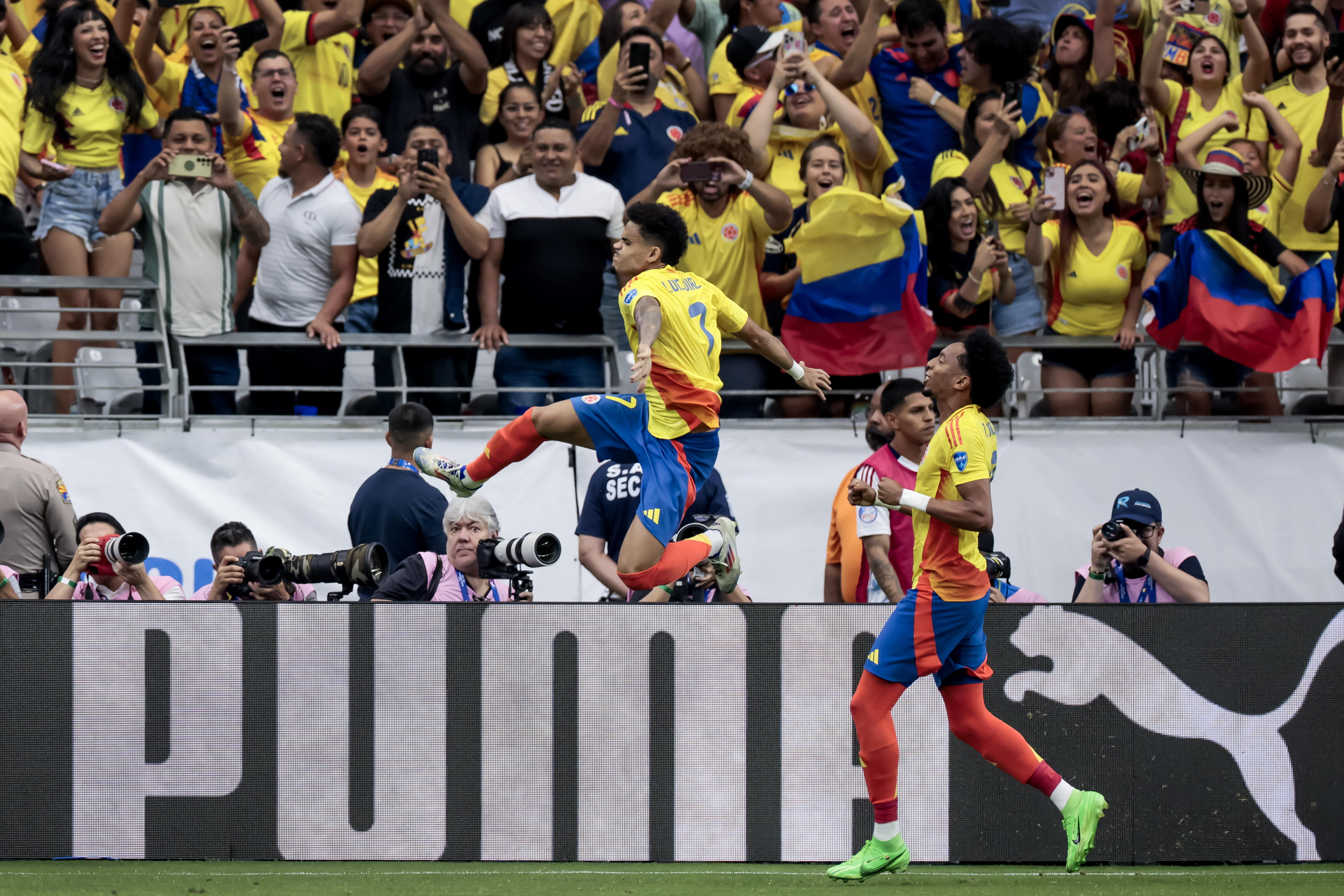 Glendale (United States), 28/06/2024.- Luis Diaz (L) of Colombia celebrates with Johan Mojica (R) of Colombia after Diaz scored the first goal against Costa Rica on a penalty kick during the first half of the CONMEBOL Copa America 2024 group D soccer match between Colombia and Costa Rica, in Glendale, Arizona, USA, 28 June 2024. EFE/EPA/JOHN G. MABANGLO