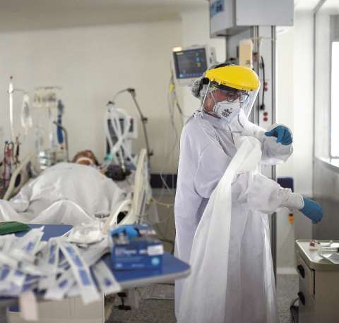 Primeras pistas sobre por qué ómicron parece causar una enfermedad menos severa