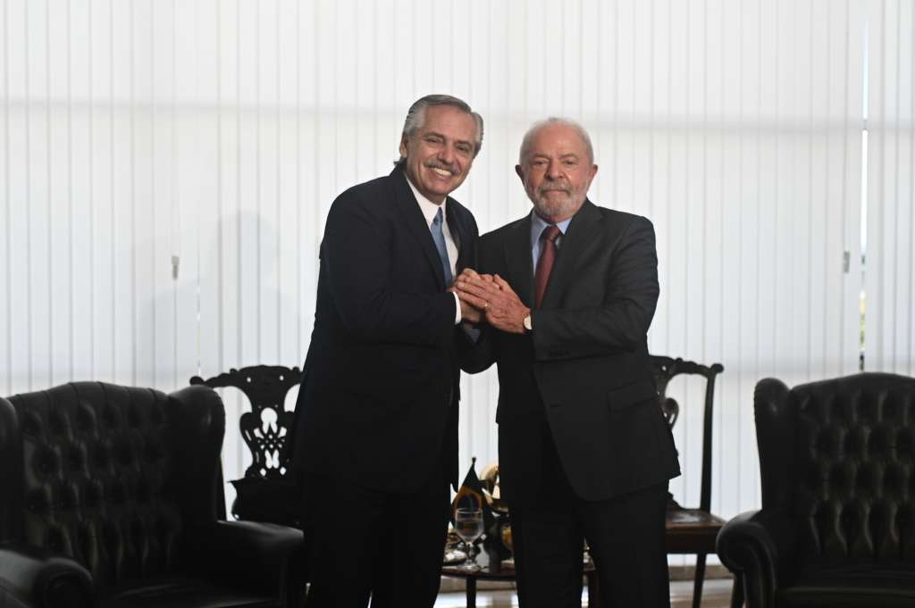 BRA50. BRASÍLIA (BRASIL), 2/1/2023.- El presidente de Argentina, Alberto Fernández (i), se reúne con el nuevo presidente de Brasil, Luiz Inacio Lula da Silva, hoy, en el Palacio de Itamaraty en Brasília (Brasil). EFE/ André Borges