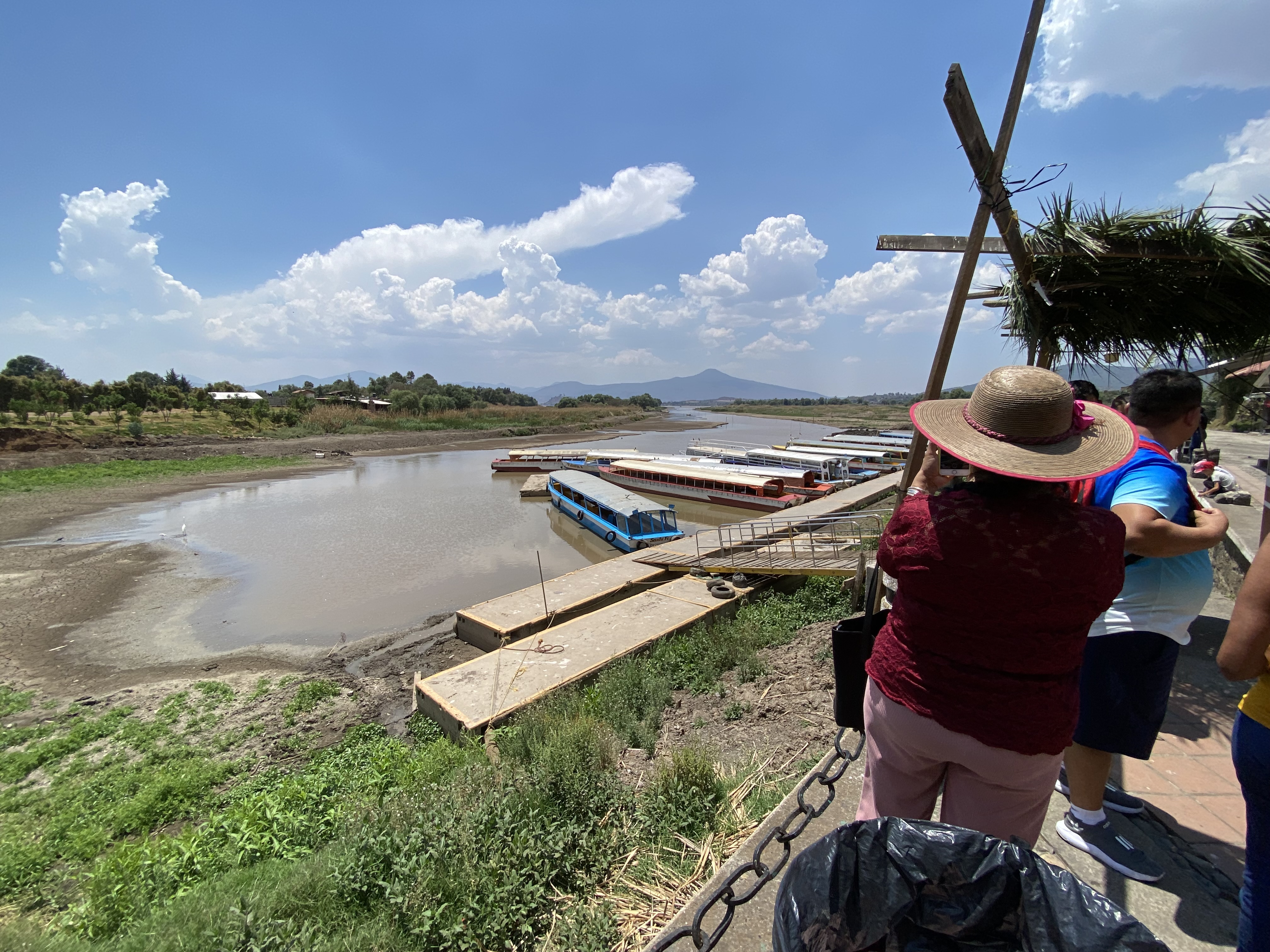 MEX8111. JANITZIO (MÉXICO), 19/05/2024.- Visitantes observan embarcaciones varadas debido al bajo nivel de agua y altas temperaturas este domingo en el Lago de Janitzio, en el estado de Mihoacán (México). Una circulación anticiclónica en niveles medios de la atmósfera que se establecerá sobre el occidente de México mantendrá este domingo temperaturas mayores a los 40 grados en 24 estados del país, más de dos tercios del total de 32, incluyendo 13 con índices superiores a los 45 grados. EFE/ Alex Cruz