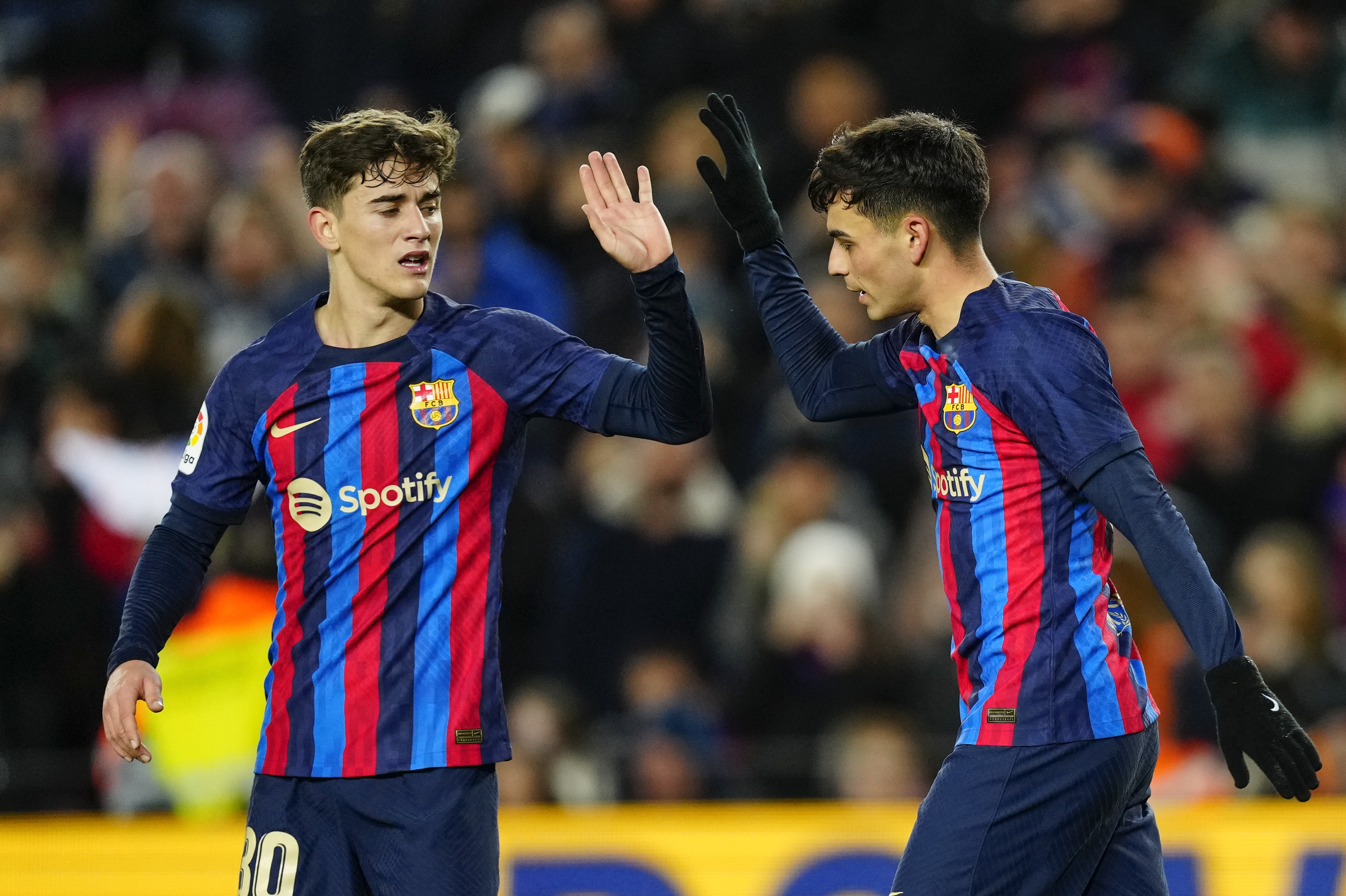 BARCELONA, 22/01/2023.- El centrocampista del Barcelona Pedri (d) celebra con Gavi tras marcar ante el Getafe, durante el partido de Liga en Primera División que FC Barcelona y Getafe CF disputan este domingo en el Camp Nou. EFE/Enric Fontcuberta