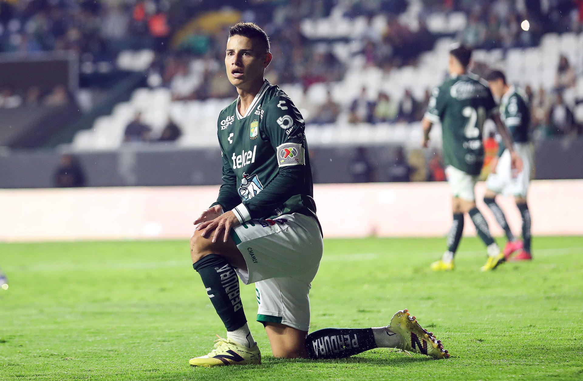 MEX7659. LEÓN (MÉXICO), 13/07/2025.- James Rodríguez del León reacciona este domingo, durante un partido de la Liga MX en el estadio León en Guanajuato (México). EFE/Luis Ramírez