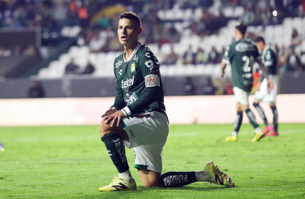 MEX7659. LEÓN (MÉXICO), 13/07/2025.- James Rodríguez del León reacciona este domingo, durante un partido de la Liga MX en el estadio León en Guanajuato (México). EFE/Luis Ramírez