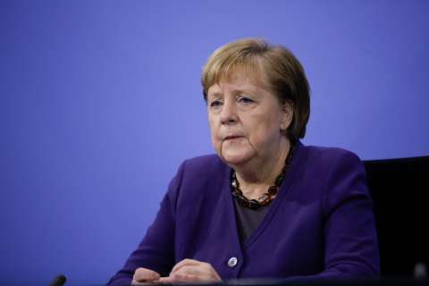 Angela Merkel, a punto de llorar, pide a los alemanes que se queden en casa para Navidad
