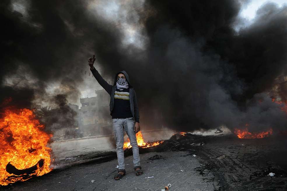Palestinos protestan en contra de la decisión del presidente de EEUU, Donald Trump, de reconocer a Jerusalén como capital de Israel en Gaza (Palestina). / EFE