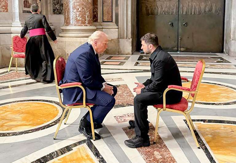 VATICAN CITY (VATICAN), 26/04/2025.- epa12056107 A handout photo made available by the Ukrainian Presidential Press Service shows Ukrainian President Volodymyr Zelensky (R) meeting with US President Donald J. Trump (L) in Saint Peter's Cathedral prior to the funeral Mass of Pope Francis in Saint Peter's Square in Vatican City, 26 April 2025. Pope Francis passed away on Easter Monday, 21 April 2025, at the age of 88. (Papa, Ucrania) EFE/EPA/PRESIDENTIAL PRESS SERVICE HANDOUT HANDOUT HANDOUT EDITORIAL USE ONLY/NO SALES EPA-EFE/PRESIDENTIAL PRESS SERVICE HANDOUT HANDOUT HANDOUT EDITORIAL USE ONLY/NO SALESHANDOUT EDITORIAL USE ONLY/NO SALES