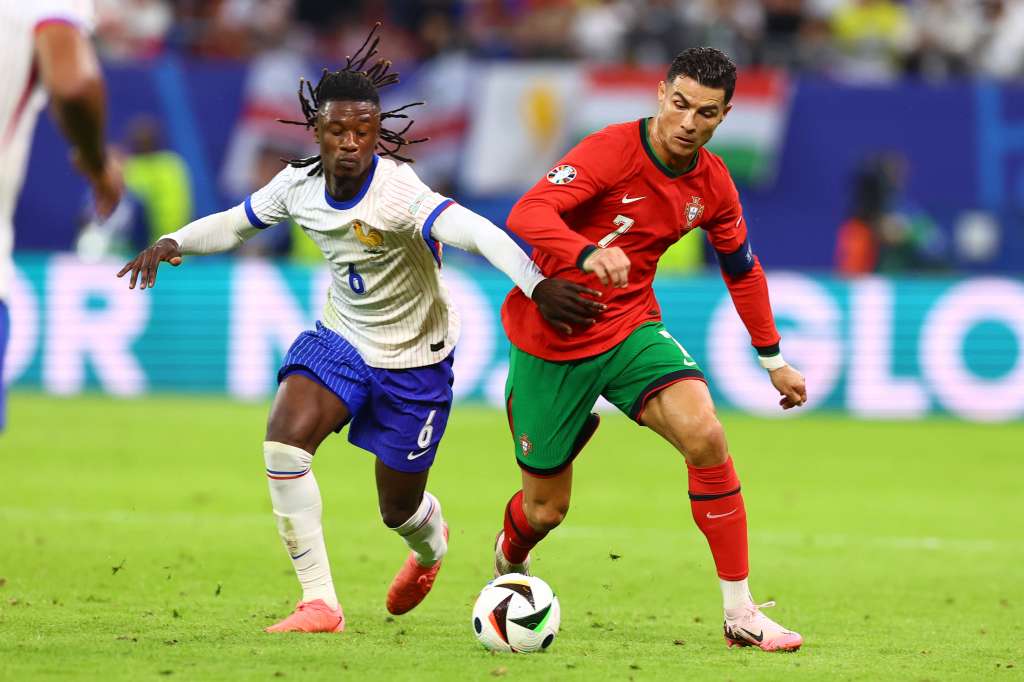 Hamburg (Germany), 05/07/2024.- Cristiano Ronaldo (R) of Portugal and Eduardo Camavinga of France during the UEFA EURO 2024 quarter-finals soccer match between France and Portugal, in Hamburg, Germany, 05 July 2024. (Francia, Alemania, Hamburgo) EFE/EPA/FILIP SINGER