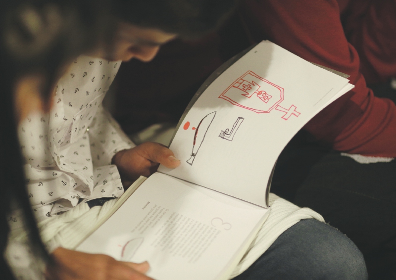 Uno de los niños que escribió el libro “Les di la mano, tomaron la piel” durante su lanzamiento. / Mauricio Alvarado - El Espectador