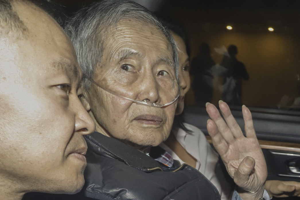 El expresidente de Perú (1990-2000), Alberto Fujimori, sentado entre sus hijos Kenji (izq.) y Keiko tras su liberación de la prisión de Barbadillo.