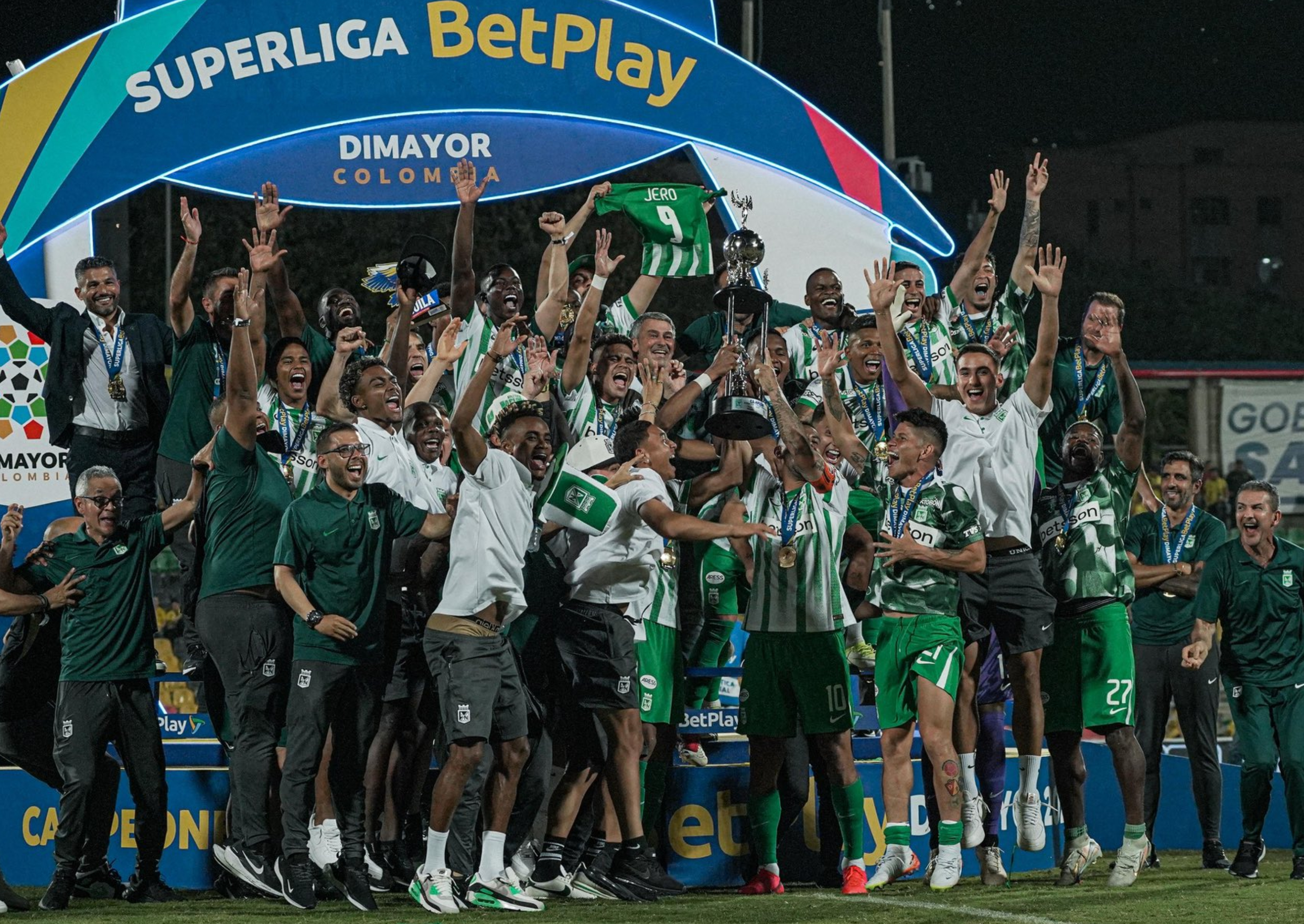Los jugadores de Atlético Nacional celebran la conquista de la Supercopa BetPlay 2025, en el estadio Américo Montanini de Bucaramanga.