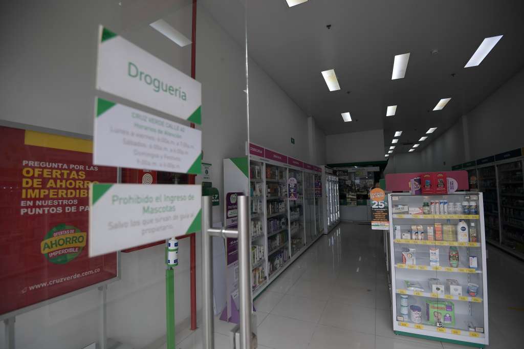 Fachada e instalaciones de esta droguería, una de las encargadas de la entrega de medicamentos de la EPS Sanitas.