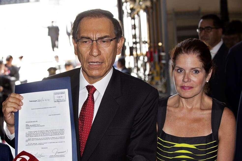 Martín Vizcarra, presidente de Perú, y Mercedes Aráoz, vicepresidenta, nombrada por el Congreso como "presidenta encargada" tras la suspensión del mandatario en medio de la crisis política. / AFP