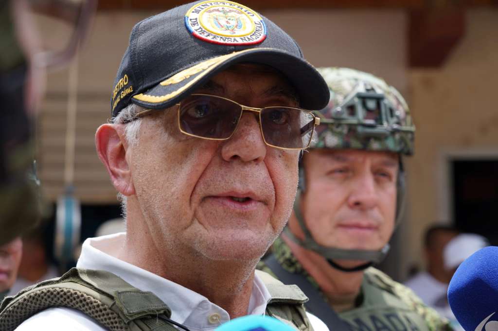 PLA400. EL PLATEADO (COLOMBIA), 13/10/2024.- Fotografía cedida por el Ejército de Colombia que muestra al ministro de Defensa de Colombia, Iván Velásquez, hablando con periodistas este domingo, en El Plateado (Colombia). El presidente de Colombia, Gustavo Petro, envió este domingo a parte de su gabinete, incluidos ministros y directores de departamentos administrativos, a El Plateado, el pueblo del suroeste del país donde el Ejército lanzó el sábado una operación para retomar el control que tiene en la zona una disidencia de las FARC. EFE/ Ejército de Colombia /SOLO USO EDITORIAL SOLO DISPONIBLE PARA ILUSTRAR LA NOTICIA QUE ACOMPAÑA (CRÉDITO OBLIGATORIO) MÁXIMA CALIDAD DISPONIBLE