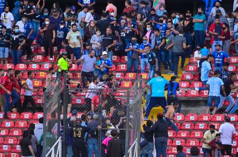 Tragedia en el fútbol mexicano por pelea entre barras de Querétaro y Atlas