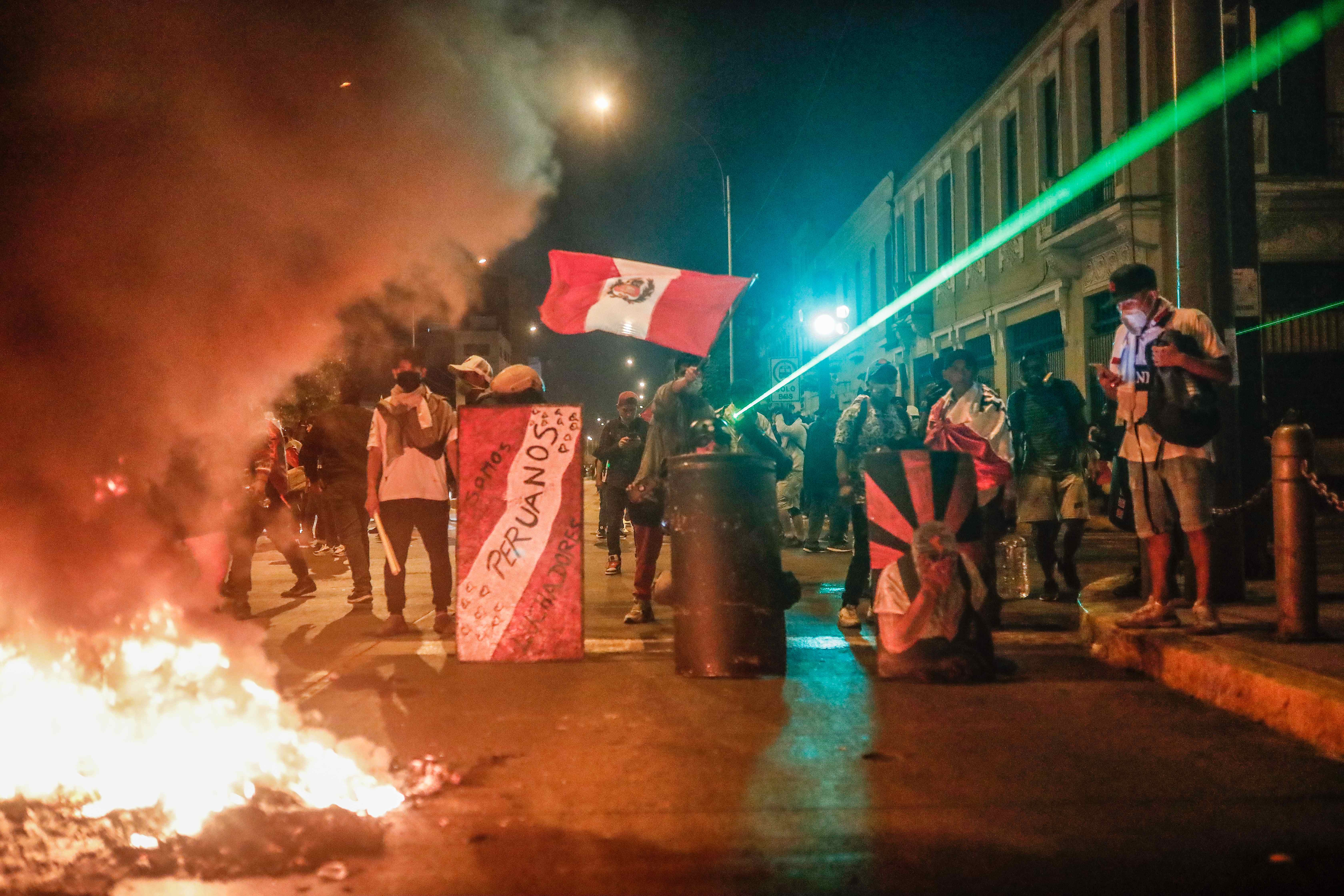 LIM01. LIMA (PERÚ), 12/12/2022.- Cientos de manifestantes son vistos hoy en una calle del centro de Lima (Perú). La Defensoría del Pueblo de Perú confirmó este lunes que ha aumentado a siete la cifra de fallecidos en algo más de 24 horas en los enfrentamientos entre la Policía y manifestantes que piden la renuncia de la nueva presidenta Dina Boluarte y el cierre del Congreso. EFE/ Aldair Mejía