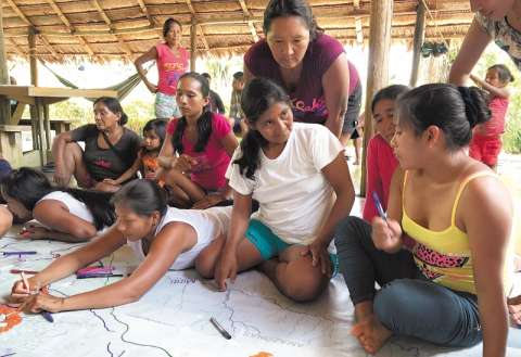 Los conocimientos de la mujer: una estrategia contra la minería en el Amazonas