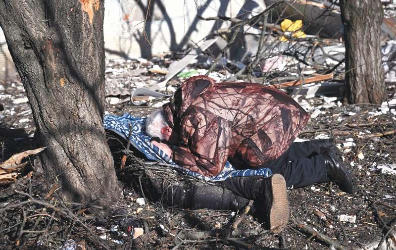 Víctimas a las afueras de un edificio destruido por los bombardeos en Chuguiv, en el este, el 24 de febrero.
