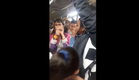 Polémica por jóvenes que fumaron marihuana en bus de Transmilenio