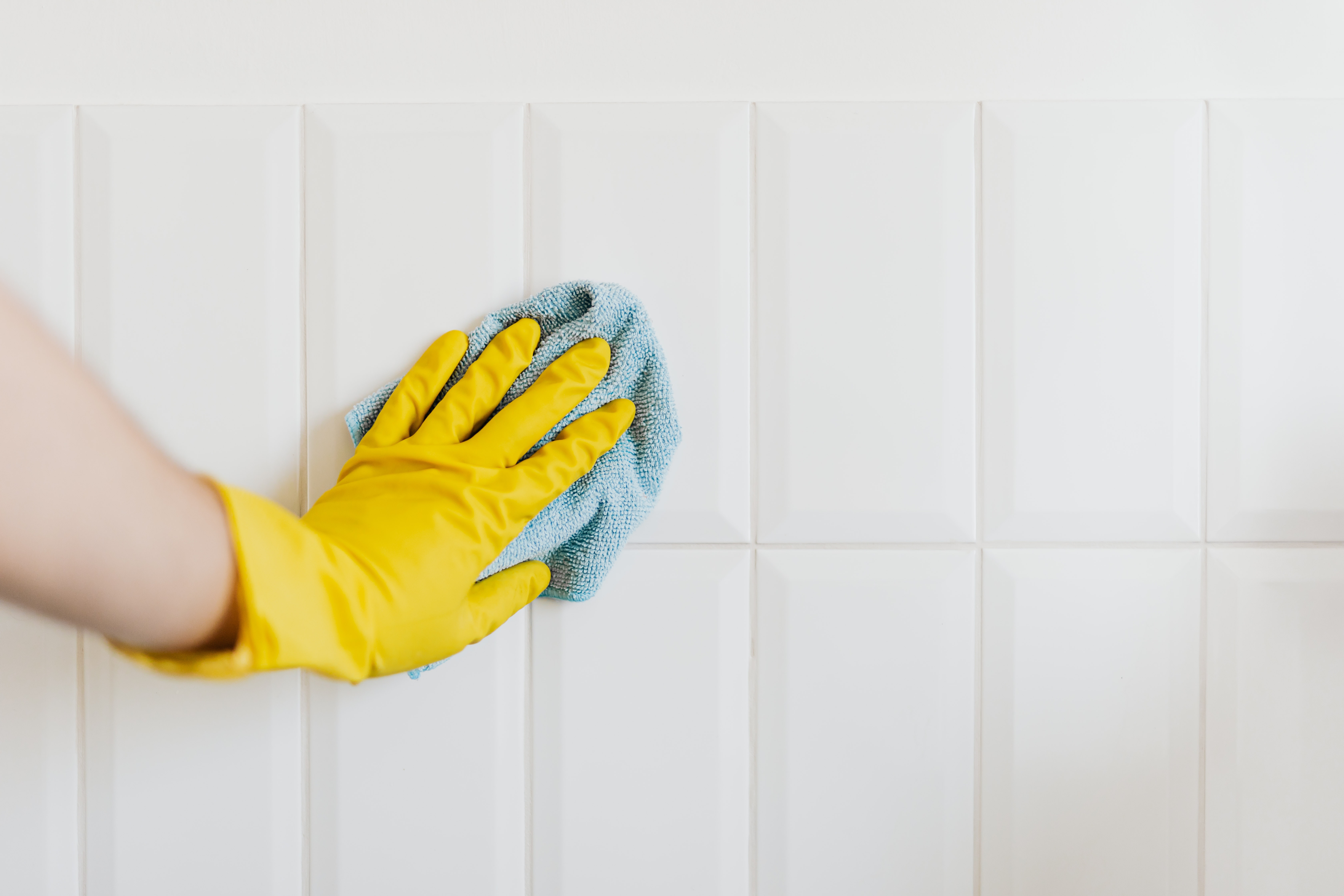 Sigue estos trucos para limpiar y desinfectar eficientemente tu baño, y especialmente las baldosas.