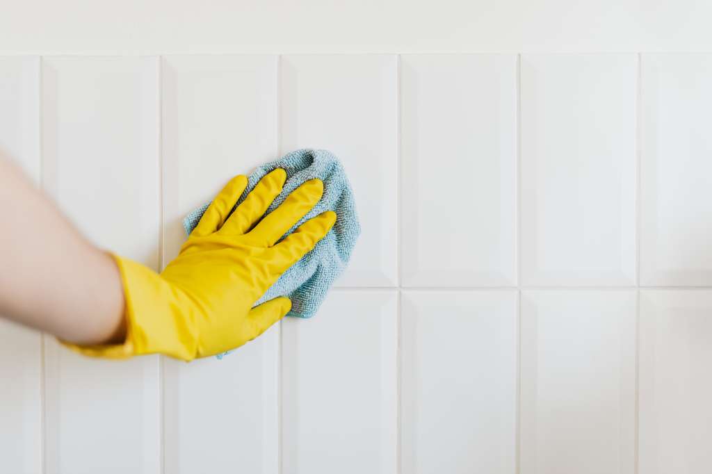 Sigue estos trucos para limpiar y desinfectar eficientemente tu baño, y especialmente las baldosas.