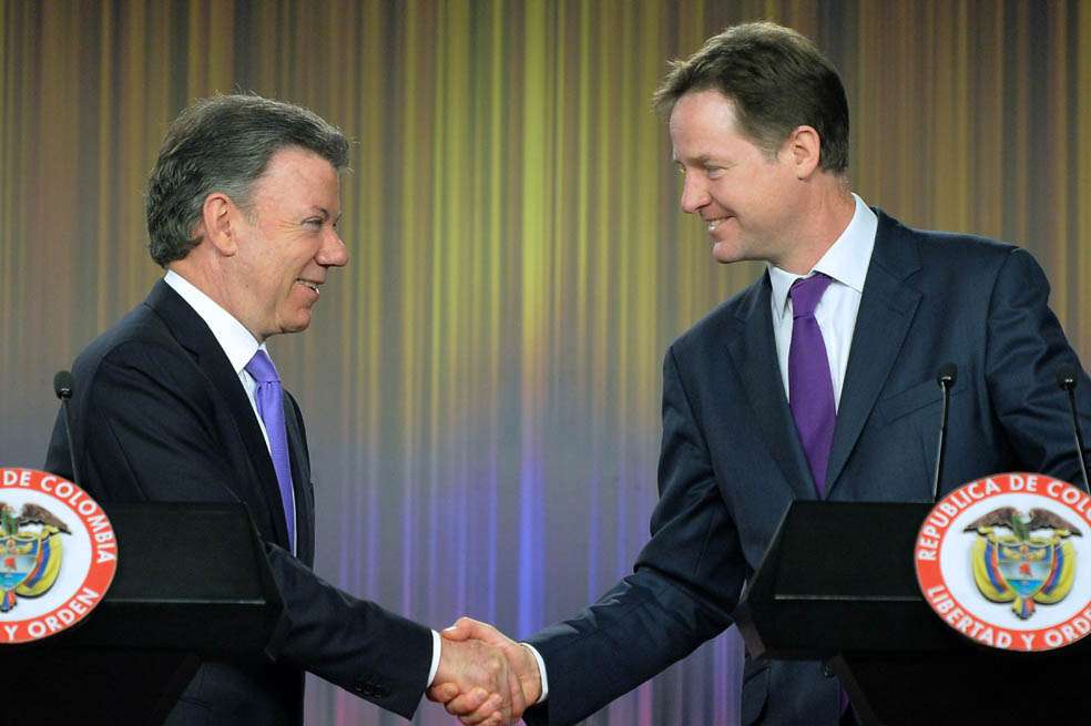 Juan Manuel Santos (izq.), presidente de Colombia, estrecha la mano de Nick Clegg, primer ministro adjunto británico, en su visita a Bogotá.  / AFP