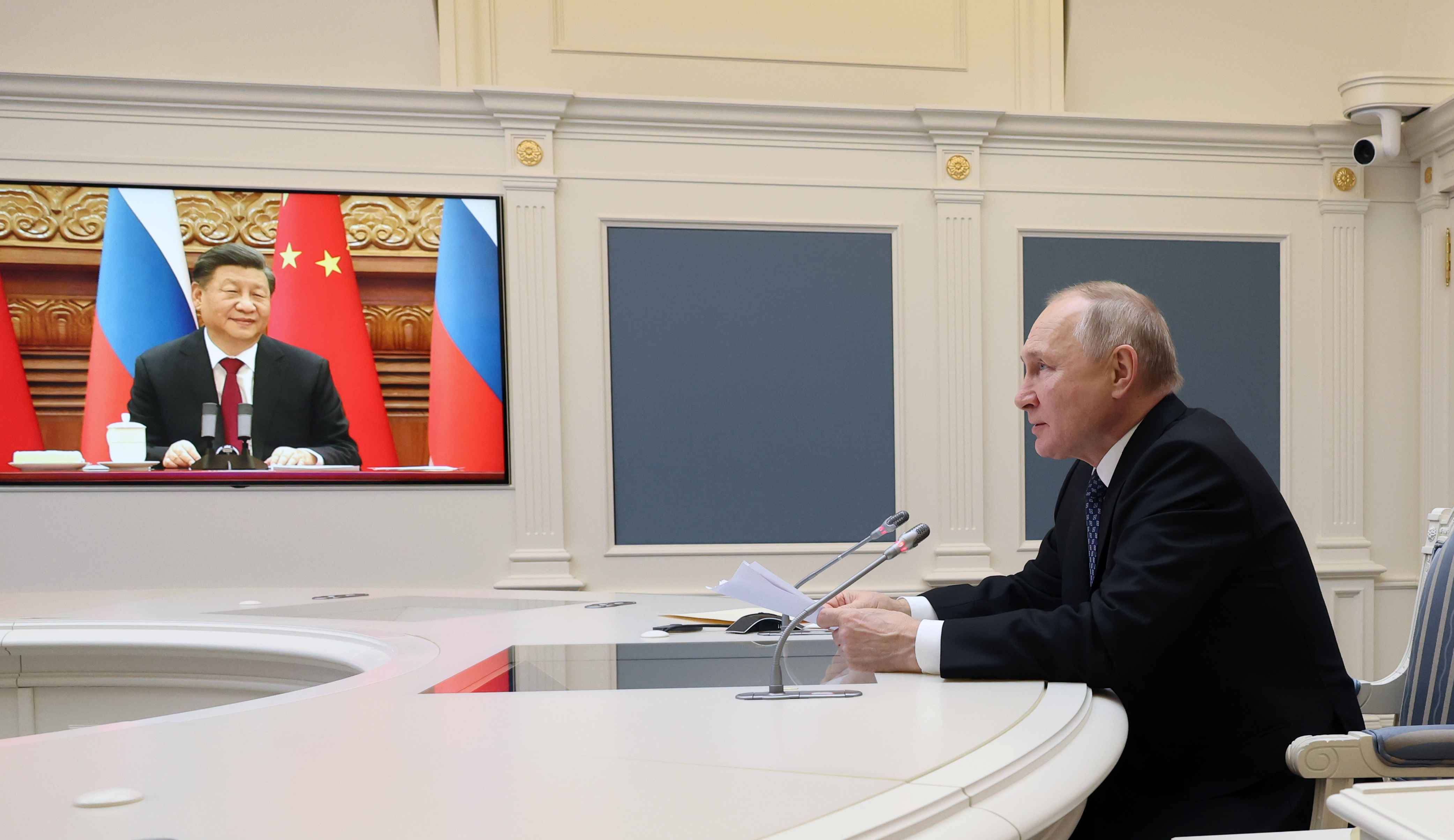 Moscow (Russian Federation), 29/12/2022.- Russian President Vladimir Putin (R) holds a meeting with Chinese President Xi Jinping (on screen) via video conference at the Kremlin in Moscow, Russia, 30 December 2022. (Rusia, Moscú) EFE/EPA/MIKHAEL KLIMENTYEV/SPUTNIK/KREMLIN POOL MANDATORY CREDIT