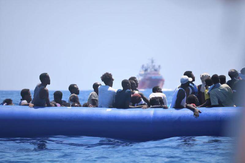 Un migrante rezaba a bordo del Open Arms, barco rescatista que fue autorizado a atracar en la costa de Lampedusa por orden de la justicia italiana. / EFE