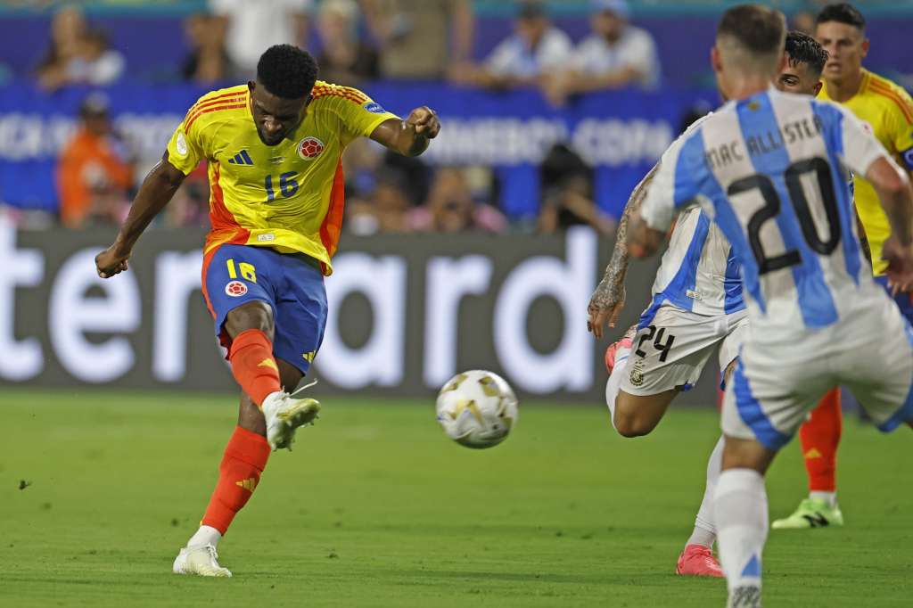 Miami Gardens (United States), 15/07/2024.- Jefferson Lerma (L) of Colombia takes a shot on goal as Alexis Mac Allister (R) of Argentina defends during the CONMEBOL Copa America 2024 Final between Argentina and Colombia, in Miami Gardens, Florida, USA, 14 July 2024. EFE/EPA/CJ GUNTHER