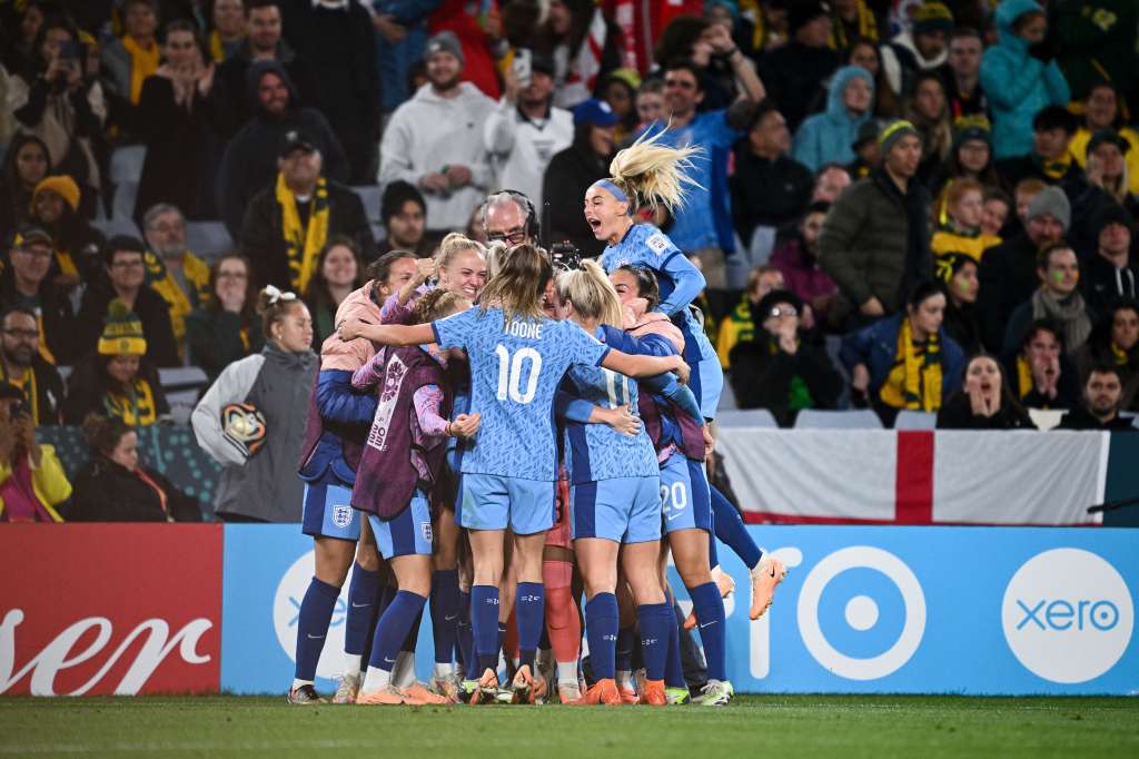 Sydney (Australia), 16/08/2023.- Alessia Russo of England celebrates with team mates after scoring the 1-3 goal during the FIFA Women's World Cup semi-final soccer match between Australia and England in Sydney, Australia, 16 August 2023. (Mundial de Fútbol) EFE/EPA/DAN HIMBRECHTS AUSTRALIA AND NEW ZEALAND OUT EDITORIAL USE ONLY