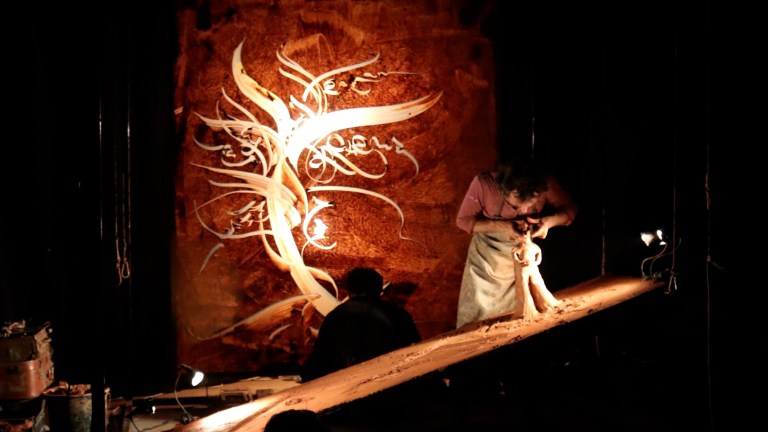 La obra libanesa Origin of a tale, del Collectif Kahraba, cuenta su historia mientras le da vida a través de arcilla. Esta obra combina la narración, danza, manipulación de objetos y sonido, mientras que en escena las manos de los marionetistas moldean la arcilla en vivo.