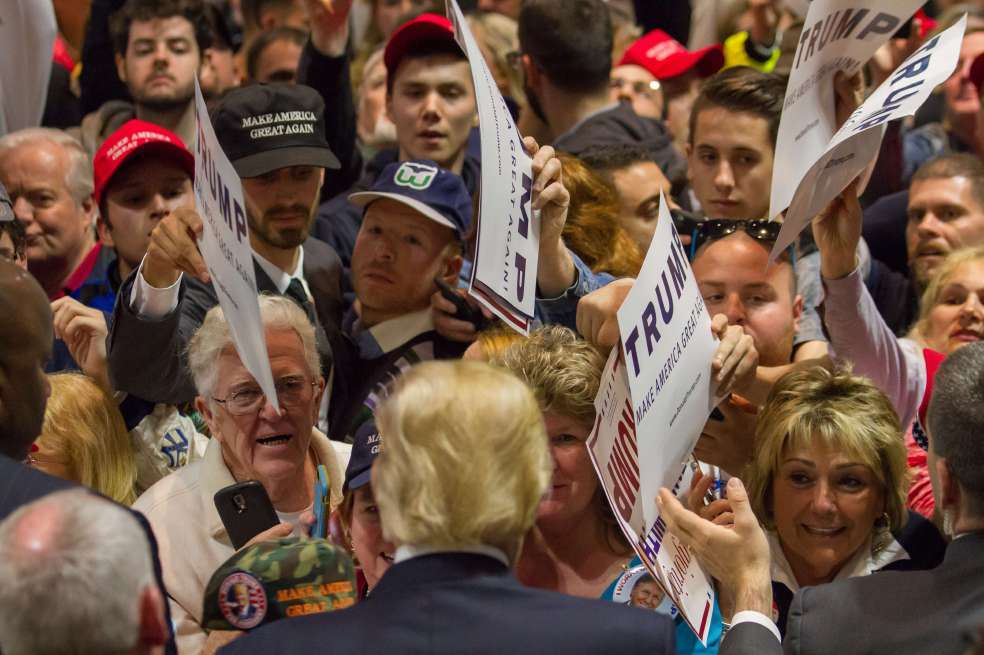 El presidente electo, Donald Trump, saluda a algunos de sus seguidores en Connecticut. / AFP