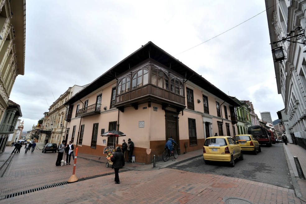 Esta es la vista panorámica de dos de las cuatro cuadras que componen la manzana en la que se encuentra el Teatro Colón. / Gabriel Aponte