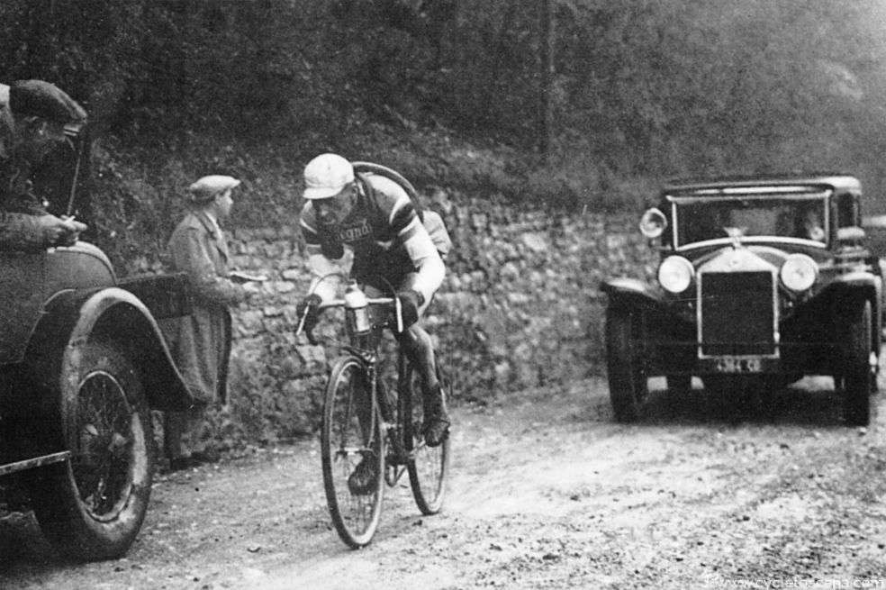 Alfredo Binda fue el primer ciclista en ganar cinco ediciones del Giro de Italia. / AFP