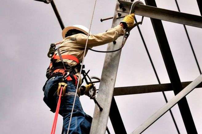 Un trabajador eléctrico que recibirá la prima navideña en noviembre