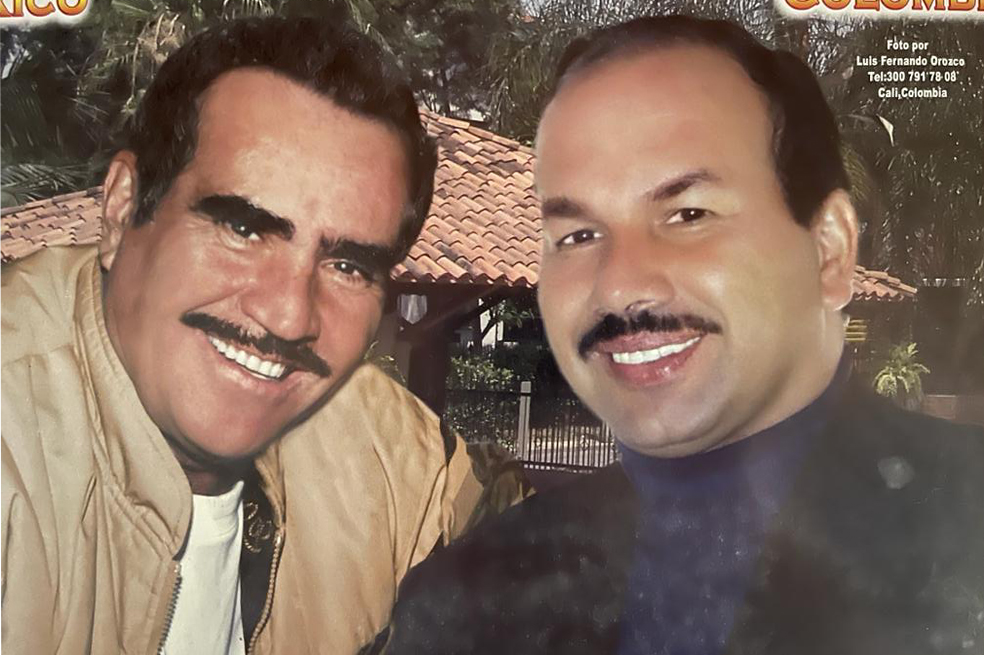 El Charrito Negro compartió escenario con Vicente Fernández en el estadio de Cali. Al principio no creía que el ídolo lo hubiera mandado llamar a su camerino.