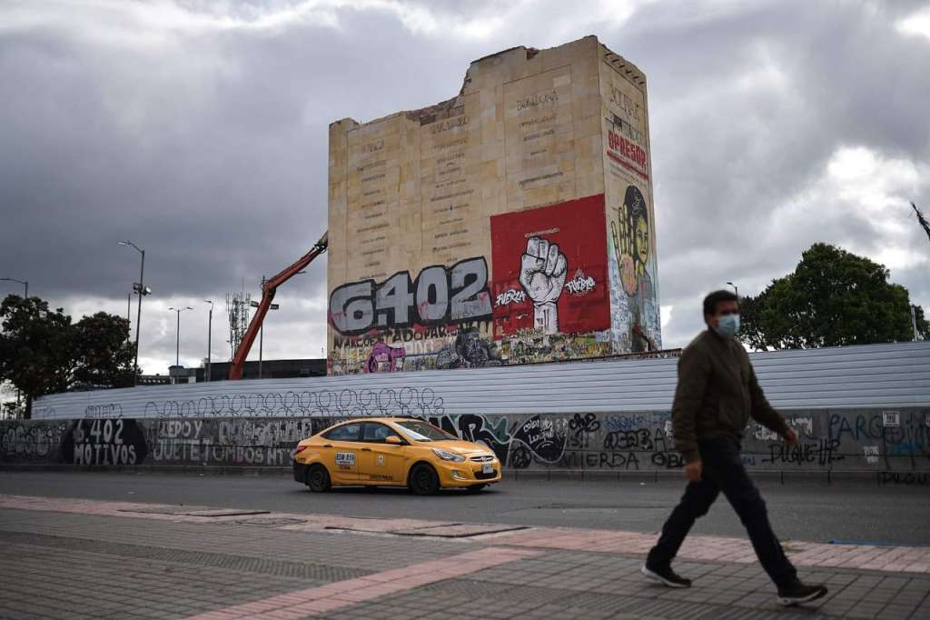 Demolición Monumento a Los Héroes. Una persona camina por el frente