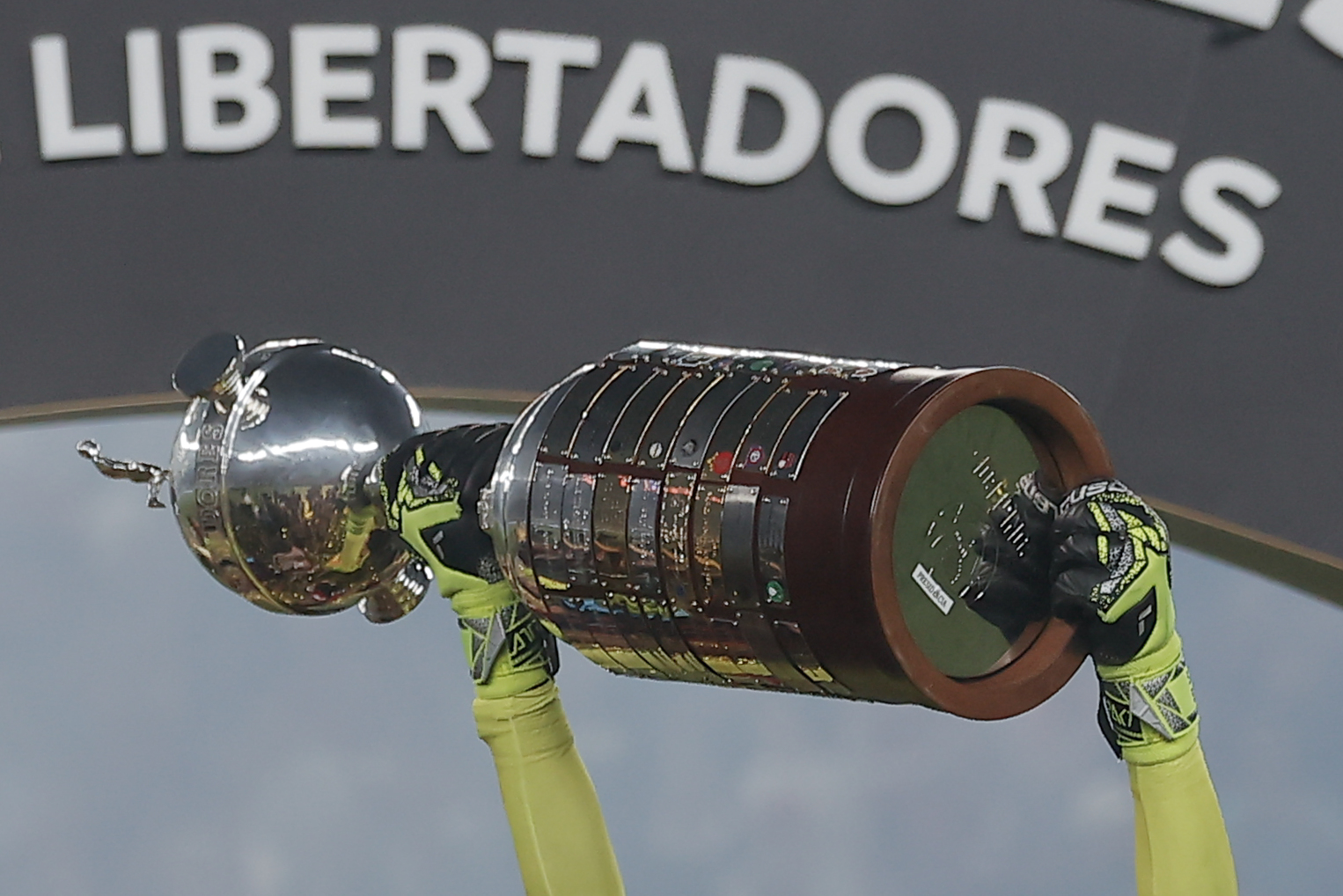AMDEP9824. LIMA (PERÚ), 29/11/2025.- Agustin Rossi portero de Flamengo celebra con el trofeo al ganar la Copa Libertadores este sábado, ante Palmeiras en el estadio Monumental U, en Lima (Perú). EFE/ José Jácome