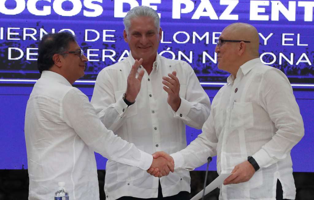 -FOTODELDÍA- AME5563. LA HABANA (CUBA), 09/06/2023.- El presidente de Colombia Gustavo Petro (i), saluda a Antonio García (d), jefe máximo de la guerrilla del ELN, acompañados del presidente de Cuba Miguel Díaz Canel (c), durante el cierre de la tercera ronda de conversaciones de paz hoy en La Habana (Cuba). El presidente colombiano, Gustavo Petro, aseguró este viernes, durante el cierre de la tercera ronda de conversaciones entre el ELN y el Gobierno, que la paz entre ambas partes se podría lograr en mayo de 2025. EFE/Ernesto Mastrascusa