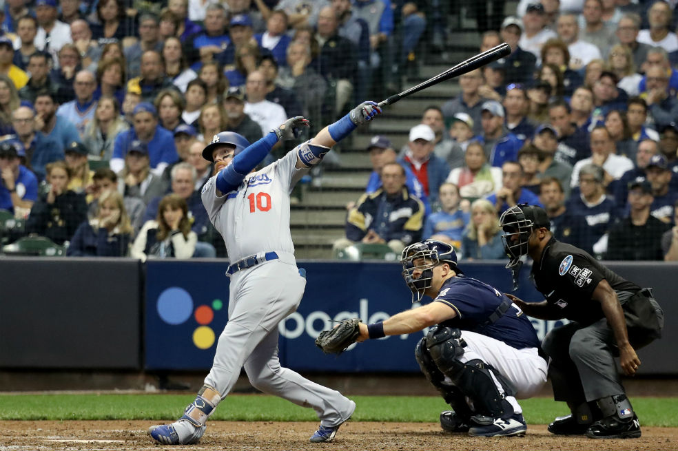 Justin Turner conectó el cuadrangular que le dio la victoria a los Dodgers en Milwaukee. / AFP