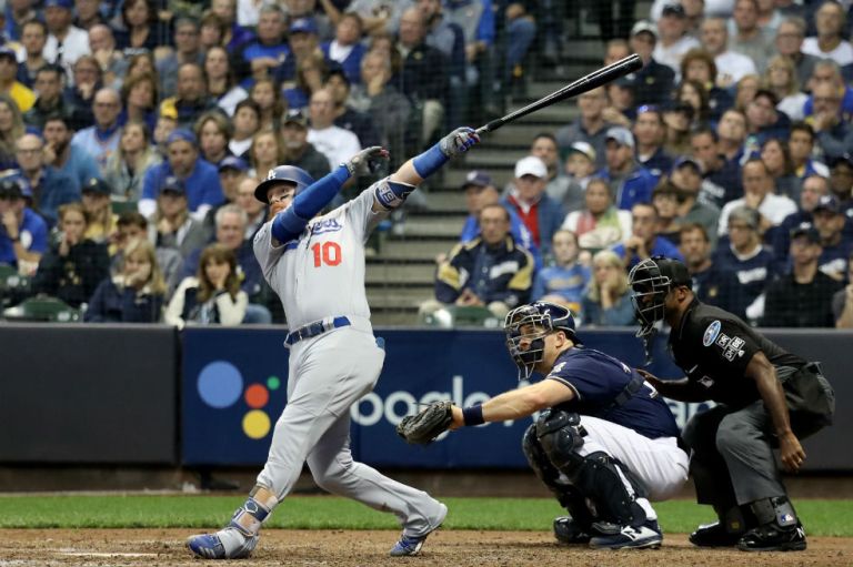 Los Dodgers ganaron en Milwaukee y empataron la serie frente a los Cerveceros