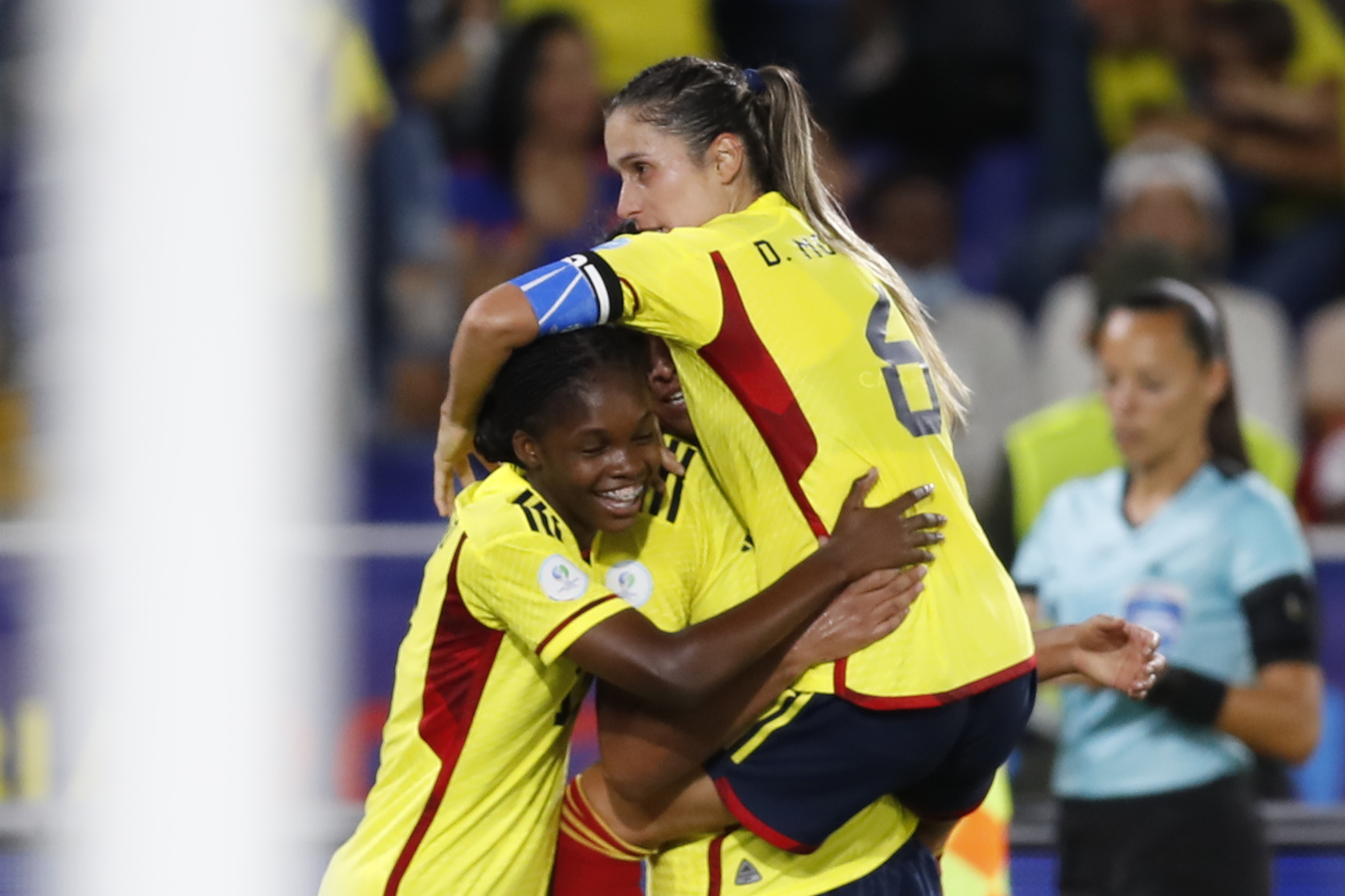 AMDEP2999. CALI (COLOMBIA), 08/07/2022.- Mayra Ramírez (c) de Colombia celebra un gol hoy, en un partido del grupo A ante Paraguay de la Copa América Femenina en el estadio Pascual Guerrero en Cali (Colombia). EFE/Ernesto Guzmán Jr.