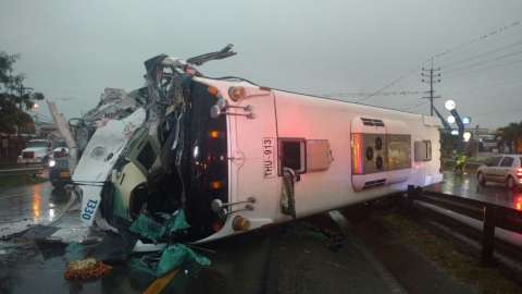Accidente entre un bus de servicio público y un tracto camión deja 19 personas heridas