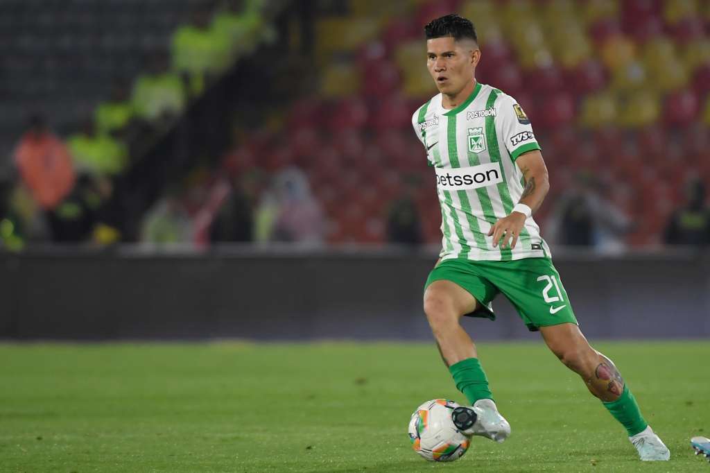 Futbolista colombiano, mediocentro de Atlético Nacional, en el partido ante Santa Fe, por la cuarta fecha de la Liga Betplay 2025-I.