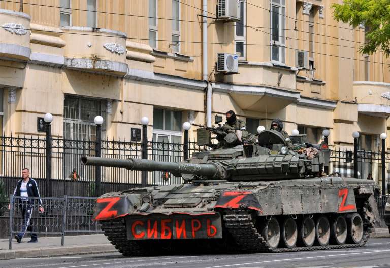 Rostov-on-don (Russian Federation), 23/06/2023.- Servicemen from private military company (PMC) Wagner Group ride a tank reading 'Siberia' on a street in downtown Rostov-on-Don, southern Russia, 24 June 2023. Security and armoured vehicles were deployed after Wagner Group's chief Yevgeny Prigozhin said in a video that his troops had occupied the building of the headquarters of the Southern Military District, demanding a meeting with Russia'Äôs defense chiefs. (Rusia, Ucrania) EFE/EPA/ARKADY BUDNITSKY